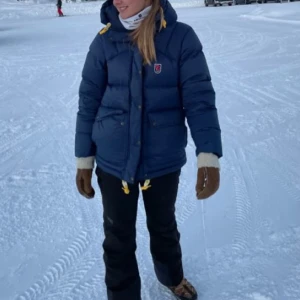 Fjällräven jacka - Fjällräven expedition down lite jacka i mörkblå. Storlek dam S. Knappt använd har inga skavanker eller liknande. Lämna gärna prisförslag
