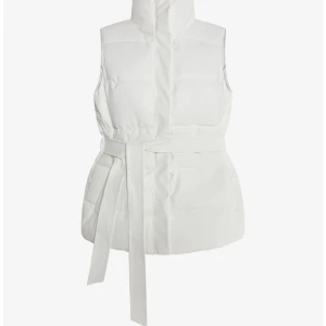 Vit dunväst med bälte - Stilren vit dunväst med hög krage och quiltad design. Västen har ett matchande bälte i midjan för snygg passform och stora fickor framtill. Perfekt för lager-på-lager under kyliga dagar.