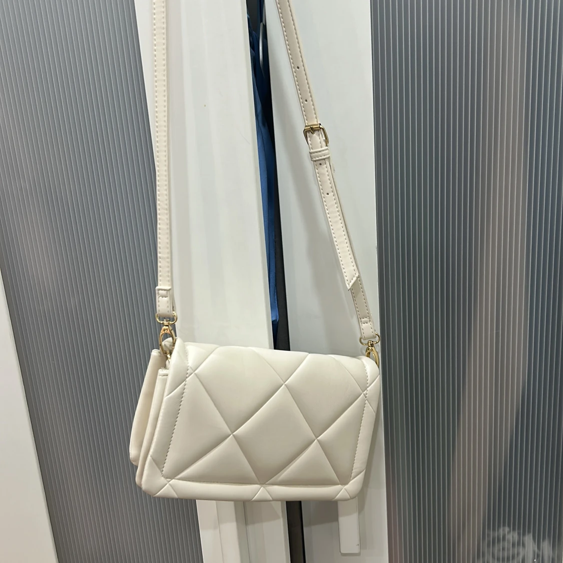 Vit axelväska med lång rem - 1