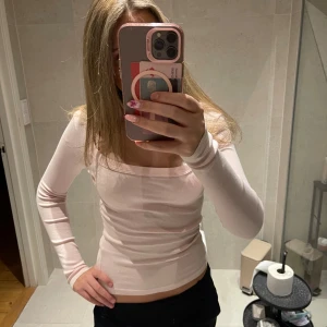 Ljusrosa ribbad långärmad topp - Ljusrosa U-ringad topp från gina tricot💓