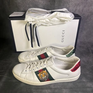 Gucci ace tiger sneakers  - Mycket fint skick | Size 9 passar 42  | box dustbags och gucci kort medföljer | fraktar spårbart inom 24 timmar |  för att köpa klicka ” köp nu” | vid frågor skriv ett meddelande |