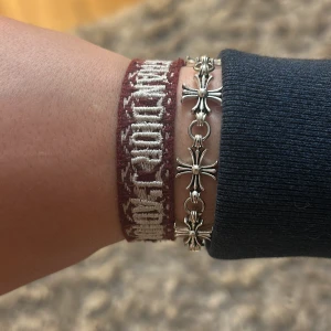 Chrstian dior armband - Sällsynt Bordeaux Christian J’adior armband! Riktigt unik färg, kan tänka mig gå ner i pris vid snabbaffär😆😆