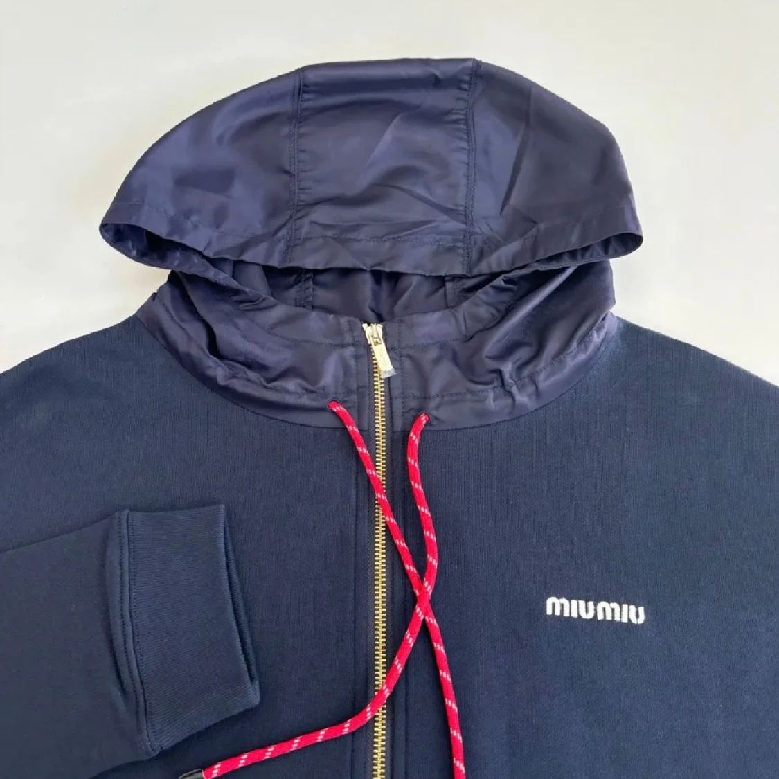 Mörkblå hoodie från Miu Miu med snörning - 1