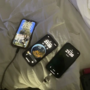 Säljer 3 mobiler - Tre iPhone 13 i gott skick, alla med aktiva skärmar och laddas. Skärmarna är fria från synliga sprickor eller större repor. Perfekt för dig som vill ha en pålitlig och modern mobil med snygg design och bra prestanda.