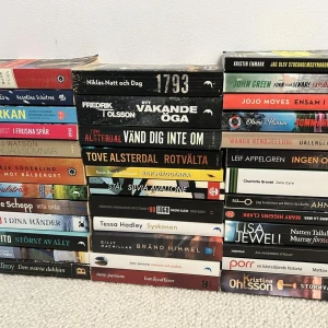 36 st svenska pocket  - Ett varierat bokpaket med 36 st pocket från olika författare och genrer. Fina. Vissa helt olästa.  Innehåller bland annat: I dina händer av Malin Persson Giolito, Störst av allt av Malin Persson Giolito, Den svarta dahlian av James Ellroy, Finns inte på kartan av Carin Hjulström, Vita spår av Emelie Schepp, Vägen mot Bålberget av Therese Söderlind, Innan jag somnar av S.J. Watson, Frusna spår av Victoria Björn Blomqvist, Vänd dig inte om av Tove Alsterdal, Rotvälta av Tov