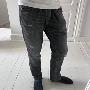 Jack and Jones grå jeans slim gleen - Jack and Jones grå jeans slim gleen, sköna. Inga direkta defekter. Modellen är 180 cm 75 kg och bär W33 L32. Mått A: 44 B: 101 cm. ☺️