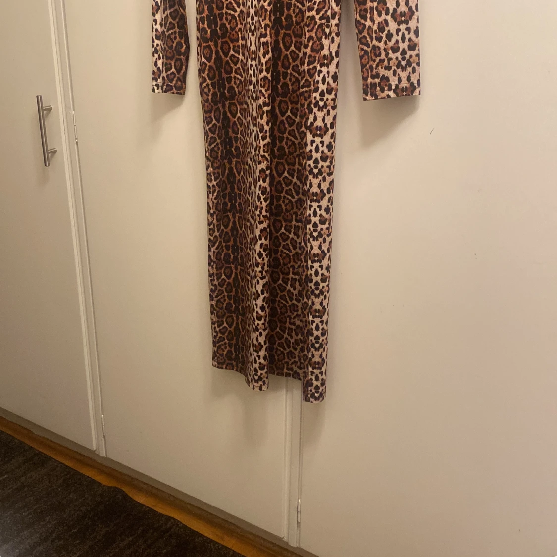 Lång leopardmönstrad klänning - 4