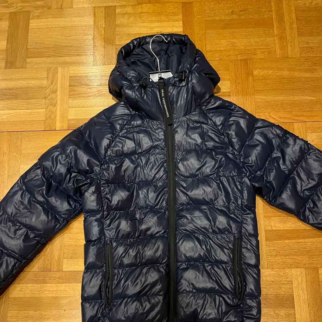 Mörkblå Peak Performance dunjacka