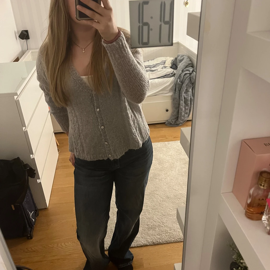 Grå stickad kofta med knappar - 1