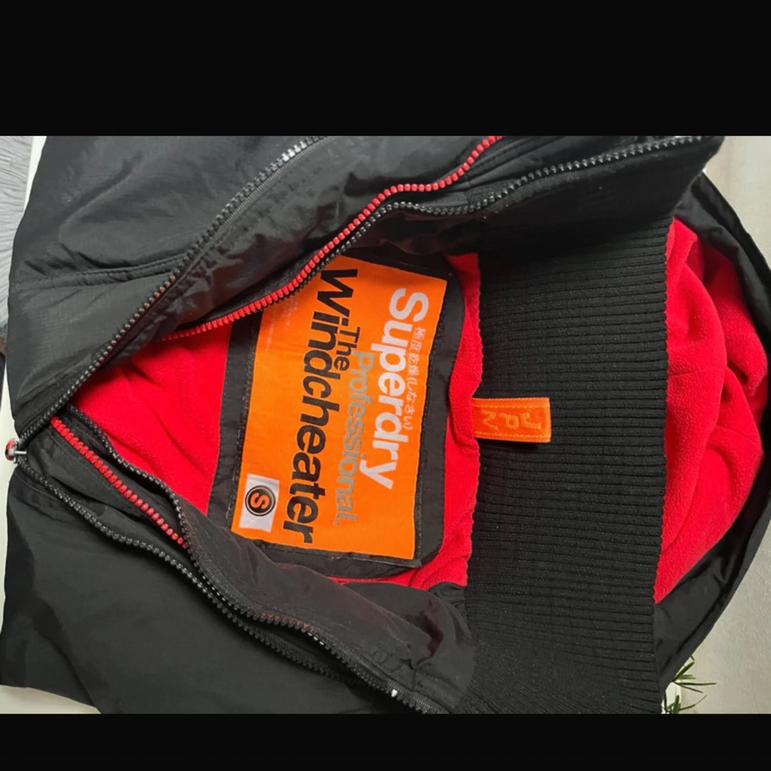 Svart vindjacka från Superdry S - 3