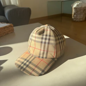 Burberry keps beige L - Knappast annd burberry keps. Bara ett par mikrosmå fläckar.