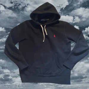 Ralph lauren hoodie - Ralph lauren hoodie - helt ny skick 10/10 köpt på zalando- storlek S- skriv vid funderingar nypris 1899