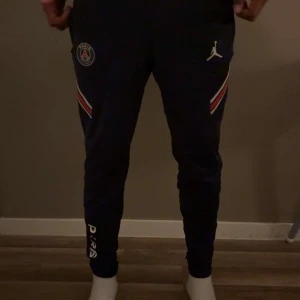 PSG x Jordan mörkblå mjukisbyxor - Mörkblåa psg träningsbyxor!🙏