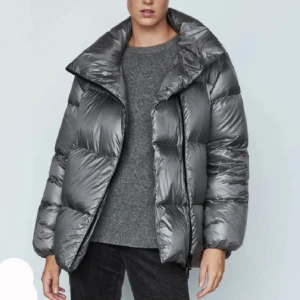 Massimo dutti jacka - Säljer min så fina Massimo dutti puff jacka, lite slitningar som ni ser på bild 2 o 3 o därav så bra pris, men den går frf o använda de är inget jag tänkt på🫶❤️