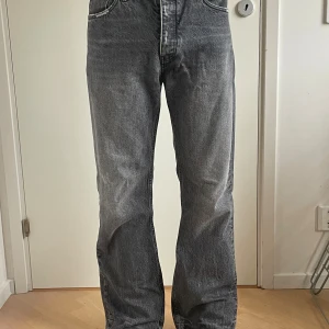Hope Rush jeans  - Hope jeans i modellen Rush. Storlek 31/32, personen på bilden är 184 cm. Lite slitna nertill annars fint skick. Köptes för 2900 kr (kvitto finns) 