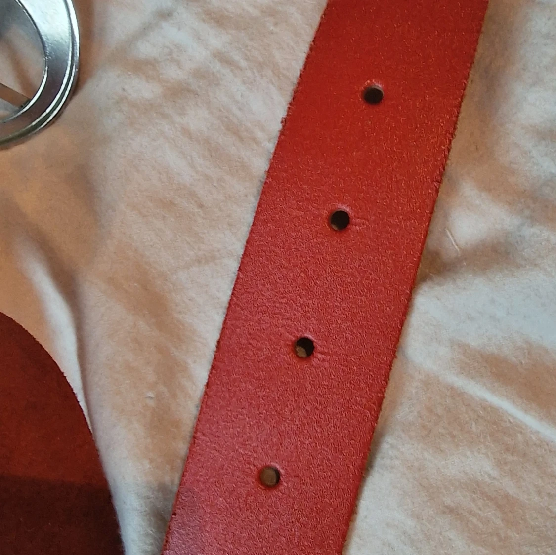 Rött skärp med silverdetaljer  - 2