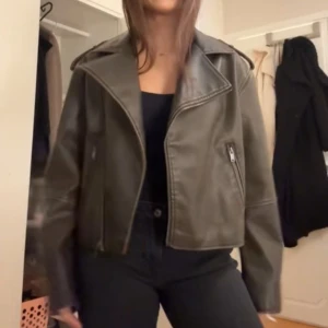 Skinnjacka Gina tricot - Endast använd en gång. Var för stor på mig. Köpt för 800kr