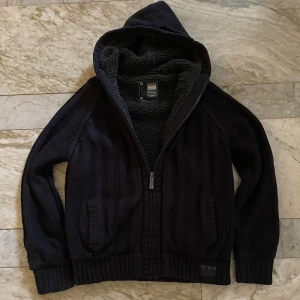 Fodrad cardigan - Skön fodrad cardigan i st L! Passar perfekt nu till hösten och vintern! Hör av dig vid ytterligare frågor! Mvh Henry 