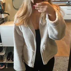 Beige teddyjacka från 157, storlek S - Mysig beige teddyjacka från 157 i storlek S. Använd ett fåtal gånger❣️
