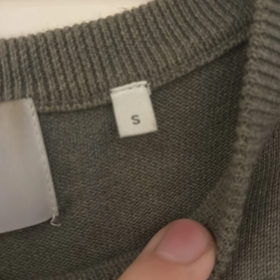 Grå-grön stickad tröja från Bläck - 3