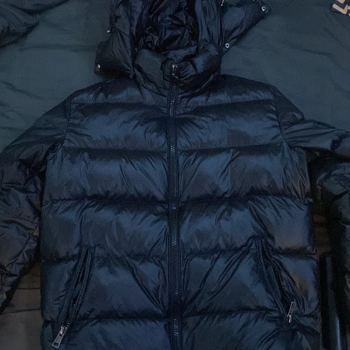Svart Moncler dunjacka med huva - 2