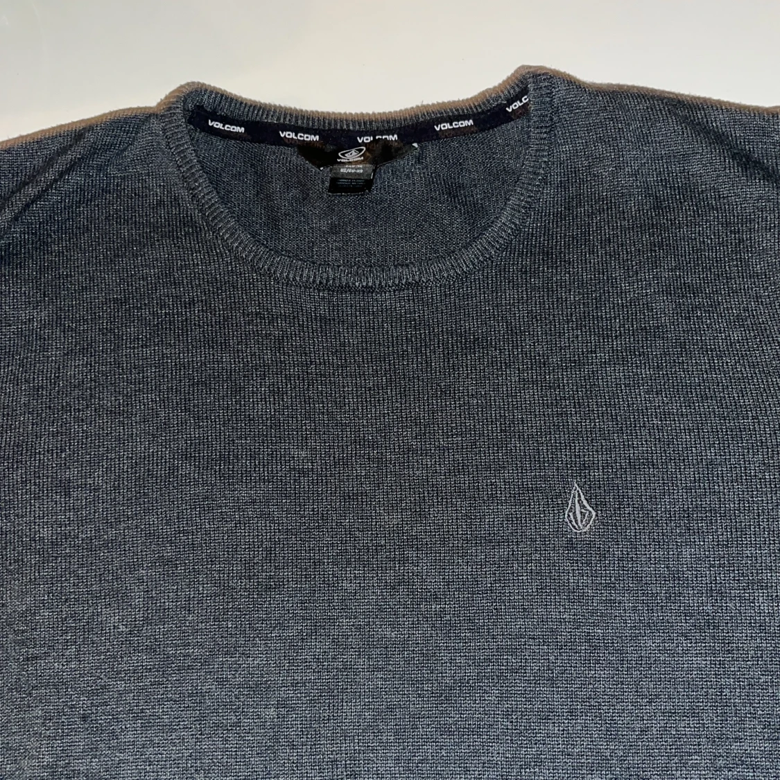 Mörkgrå stickad tröja från Volcom - 2