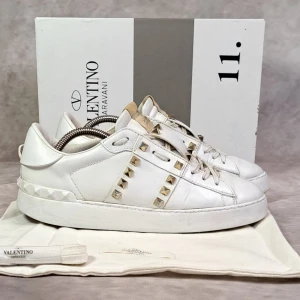 Valentino Rockstud Skor - Stl 38 - Jättefina skor med guldnitar från Valentino! Bra skick: 8/10, saknar orginal sulor | Stl: 38 | Nypris: +5500kr | Medföljer vid köp: Skorna, Dustbag, Extra Skosnörren