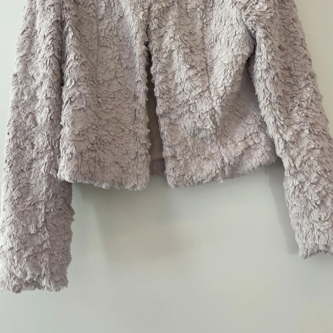 Ljusgrå pälsjacka med croppad passform - 2