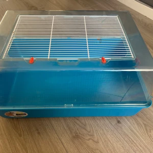 Hamsterbur - Fin hamsterbur som har tecken på användning, följde med en större bur jag köpte så inte använd av mig.