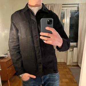 Svart Overshirt Thesd Glory Days  - Säljer denna sjukt snygga Overshirten från These Glory Days⭐️ Färgen är svart och storleken är M✅ Den har inga defekter och skicket är utomordentligt🙌🤝 Sjukt najs passform och passar perfekt till hösten🍁🙌 Tveka inte på att höra av er dig vid minsta fråga eller fundering😊