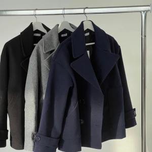 Designbysi kappa - Säljer en jättefin designbysi kappa, den är i jätte bra skick och perfekt till hösten. Skriv för fler bilder!🥰xs/s