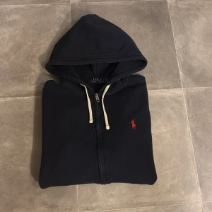 Ralph Lauren zip hoodie  - Tja, säljer denna Ralph Lauren zip hoodien i mycket bra skick. Storleken är XS och passar perfekt för dig som är 160-168. Nypris på denna ligger runt 2395 och mitt pris är 1050. Om ni har frågor eller funderingar är det bara att höra av sig 🤩🙌