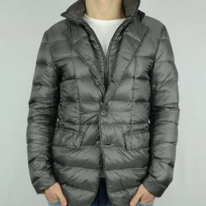 Herno jacka med insydd väst  - HERNO JACKA MED INNERVÄST  Storlek : IT48  Passform : Mer som 50, M  Användning : Jackan är i ett väldigt fint skick utan defekter, däremot har lappen inuti fallit av  Nypris : Cirka 7000SEK  Modellen på bilen är 182CM och väger 76KG