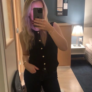 Topp - Supersnygg topp med guldknappar! Använd 1 gång🖤