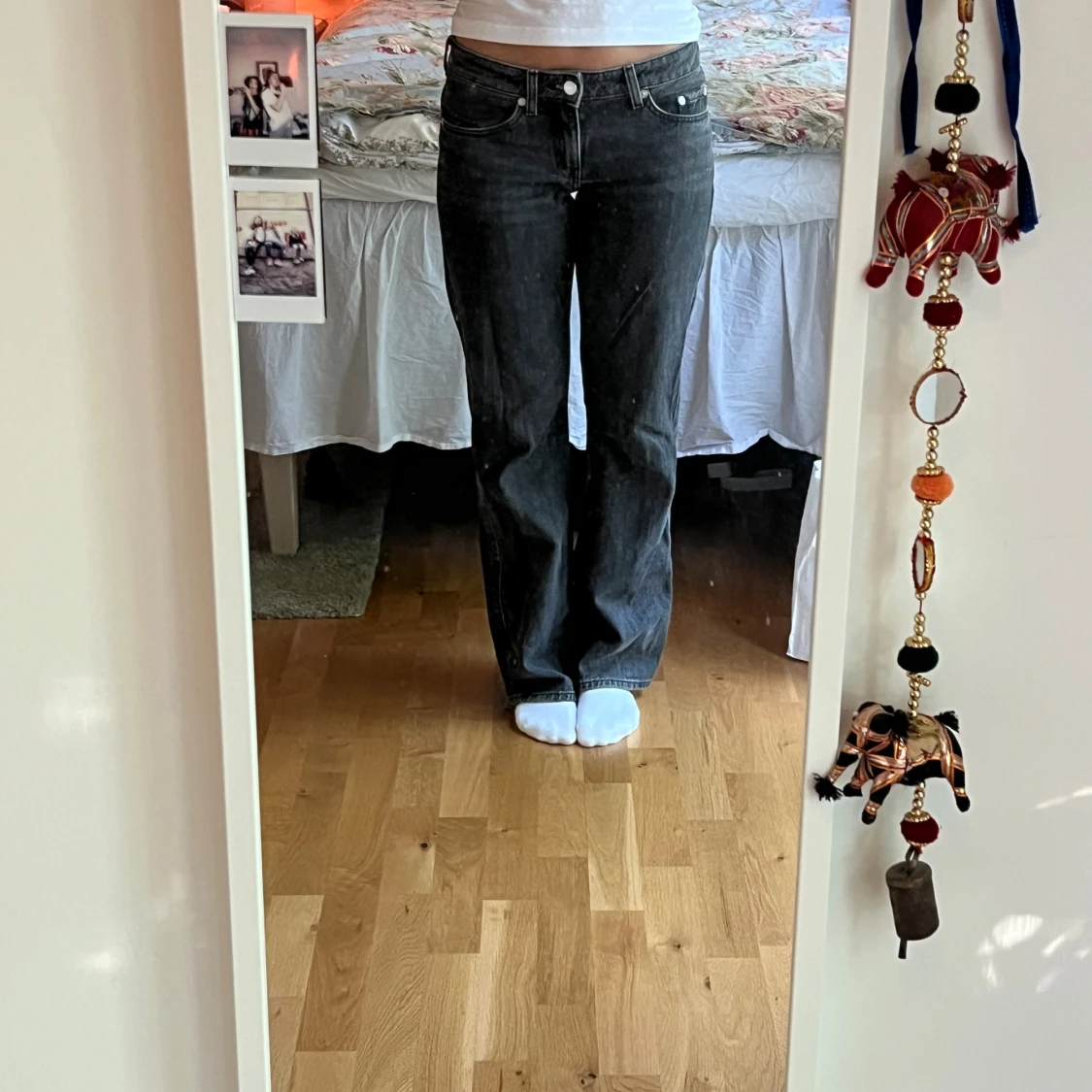 Svarta raka jeans från Weekday - 1