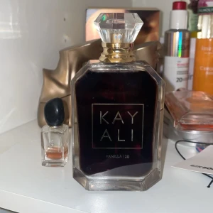 Kayali Vanilla 28 Parfym - Stilren och trendig parfym från Kayali med namnet Vanilla 28. Perfekt för dig som vill sticka ut med en modern doft. Flaskan har en lyxig design som passar på din hylla. Volym och ingredienser syns ej på bilderna. Har haft den ett tag men aldrig använd. ( gillar inte vaniljdofter)