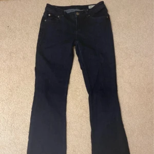 Mörkblå bootcut jeans från zara - Snygga mörkblå jeans från zara med bootcut-ben. Jeansen är midwaist och har en normal passform. 