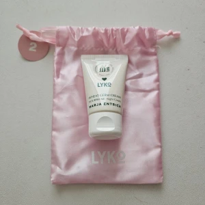LYKO Wheat Germ Cream Nourish Me: Night Cream - LYKO Wheat Germ Cream Nourish Me: Night Cream. En nattkräm berikad med vetegroddsolja. Applicera på rengjord hud, efter toner, serum eller olja. Passar torr och känslig hud. 25ml  Ord pris 199kr