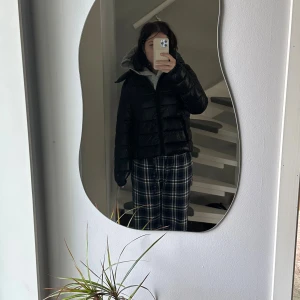 Svart pufferjacka med huva - Säljer en svart pufferjacka med huva och dragkedja framtill. Jackan har en quiltad look med breda kanaler och är långärmad. Perfekt för kalla dagar och har en loose passform som ger en chill vibe. 