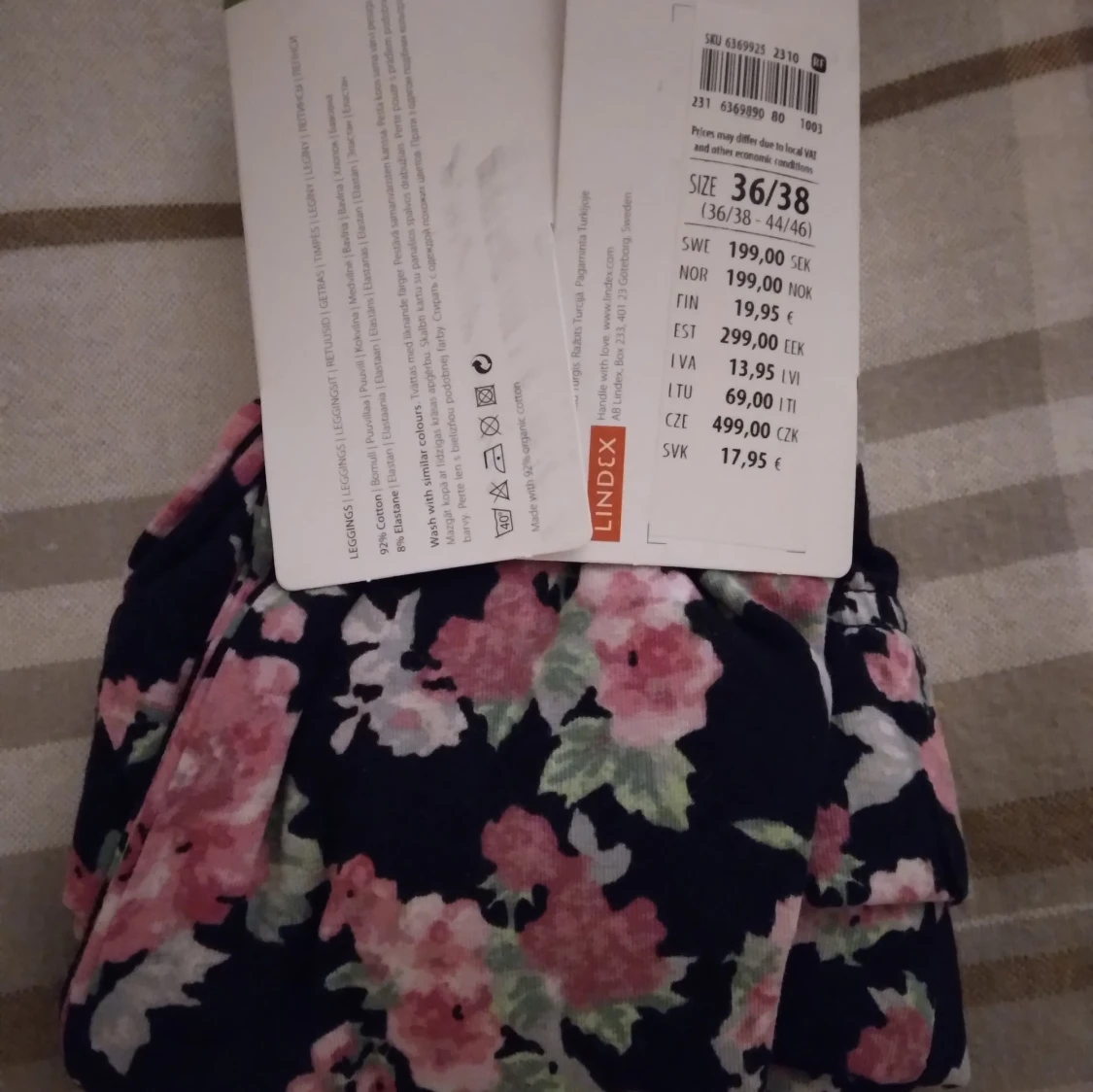 Hely nya, oanvända svarta blommiga leggings från Lindex, Small - 1