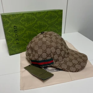Gucci Keps  - Hejsan, säljer en helt ny keps aldrig tidigare använd. Storlek M. Postar alltid inom 24h efter köpet. Skriv gärna om du har fler frågor. Box ingår ej 