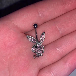 Playboy navelpiercing  - Helt oanvänd💗 skriv om du vill köpa!
