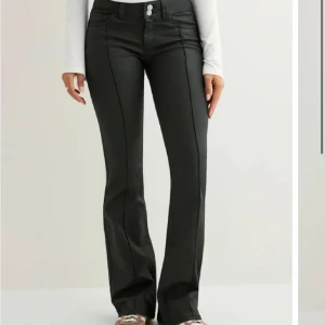 Svarta bootcut läderbyxor med låg midja - HELT NYA! Men kan inte skicka tbx😣Storlek 38. Passar bra lägnd på mig som är 172. Pris går att diskutera 