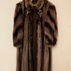 Vintage pälskappa - En vintage pälskappa i mycket fint skick. Sitter ingen lapp för storlek men den är oversize och passar blandade storlekar beroende på hur man vill att den sitter.