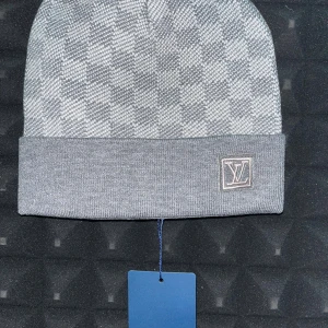 L&V mössa - Aldrig använd, taggs är kvar på och kommer i dustbagen som syns i sista bilden🙌🙌