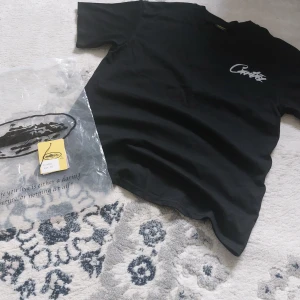 Reflektiv Corteiz T Shirt Svart - ● Helt ny, aldrig använt. Tröjan är reflektiv, altså den lyser i mörker men är även snygg i ljuset.                                                                               ● Storlek: Xs, men den sitter bra på mig. Är S/M.                                                                           ● Fraktar inom 24h, så att du får paketet så fort som möjligt! 📦                                                                          Vid frågor eller intresse, dm. 😁