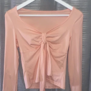 Rosa knyt topp - En ljusrosa topp med knyt framtill storlek XS ❤️ Oanvänd