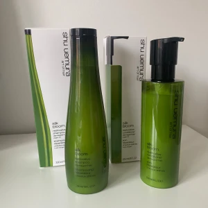 Shu Uemura Silk Bloom hårvård duo  - Nypris: 1155kr. Endast använd 1 gång.                        Shu Uemura Silk Bloom restorative shampoo och conditioner som reparerar håret med bl.a. arganolja. Snygga gröna flaskor med svart pump och lock, 300 ml schampo och 250 ml balsam. Lyxig formula som ger håret styrka och silkeslen känsla.