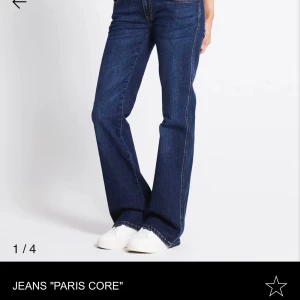 Blå bootcut jeans Paris Core - Blå jeans sydda i gul tråd, lowwaist, straight, aldrig använda, säljer pga de är för långa, originalpris är 400