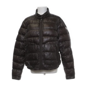 Jacka Moncler - Acorus - Intressekoll! Säljer en brun jacka från Moncler i storlek L, obs liten i storleken, jag har normalt storlek S/M i jackor för preferens. Jackan har en glansig yta, hög krage och dragkedja framtill. Perfekt för dig som vill ha en snygg och varm jacka. Finns en defekt på knappen ( se bild ) men annars i gott skick. Kontroll av kod finns på bilderna. Köptes 2023. Perfekt till höst / vinter. 